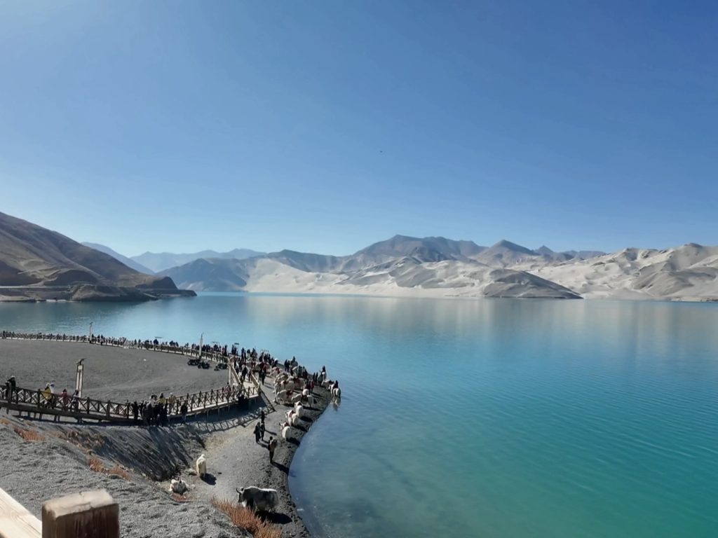 帕米尔白沙湖蓝湖白沙山