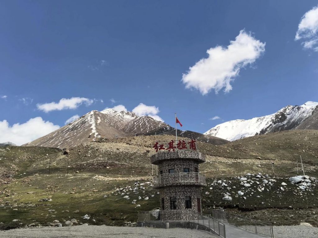 红其拉甫口岸沿途帕米尔草甸雪山