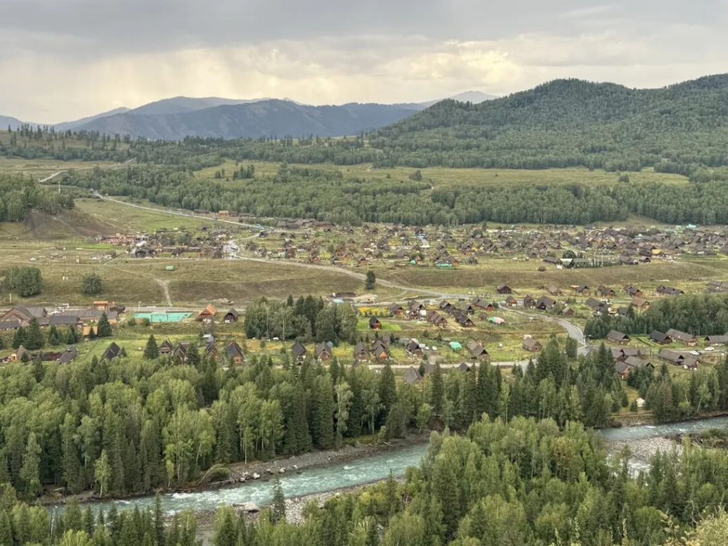 禾木河与河边木屋，阴天远山背景