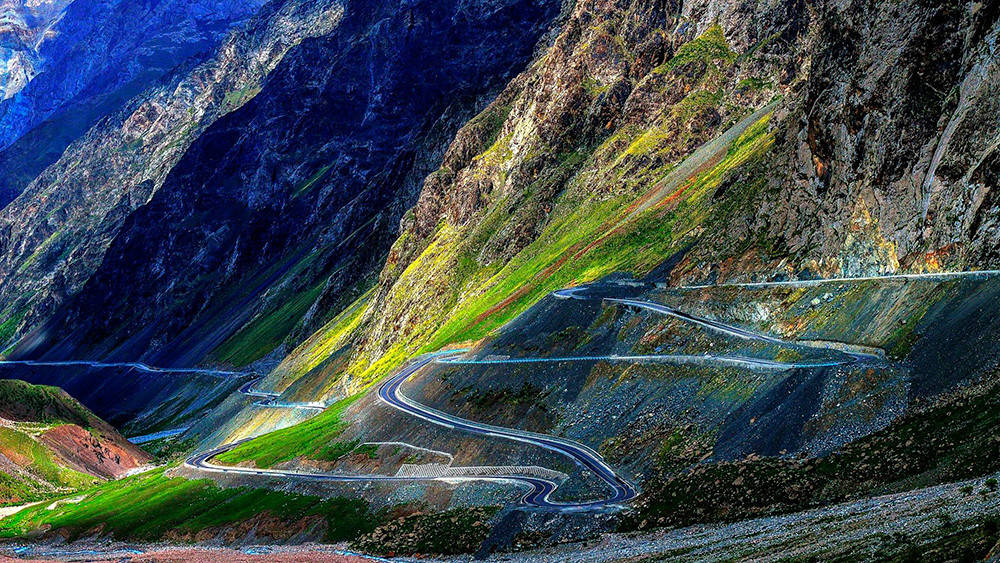 独库公路：天山冰雪与赤红峡谷的一日历四季奇观