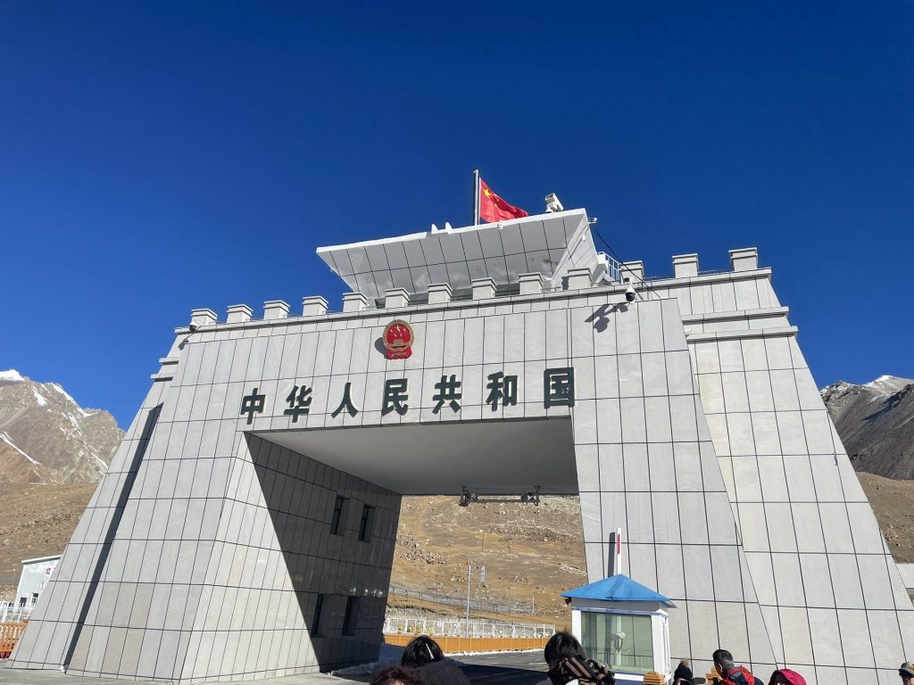 红其拉甫口岸国门与升国旗仪式