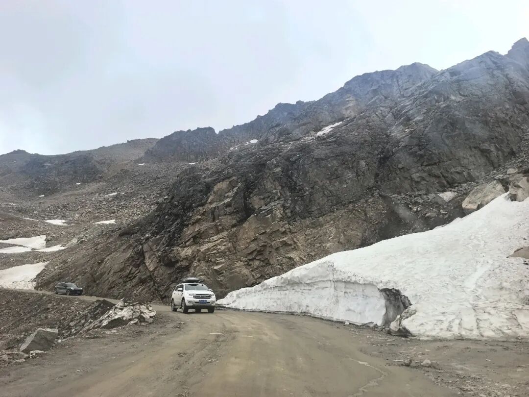 丙察察垭口雪路：碎石与冰雪交替的翻山路段