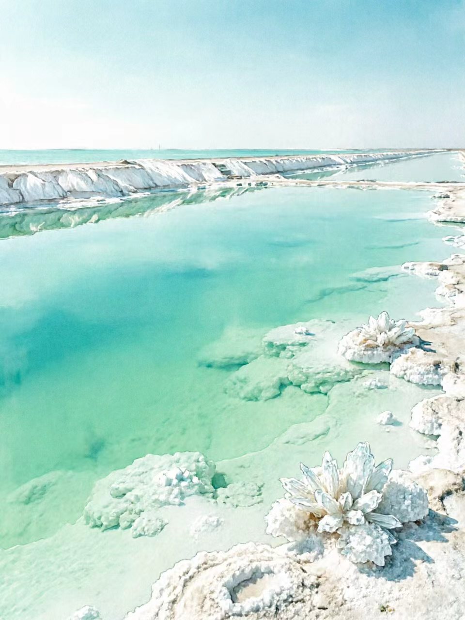 察尔汗盐湖水彩画,中国最大盐湖苹果绿湖水