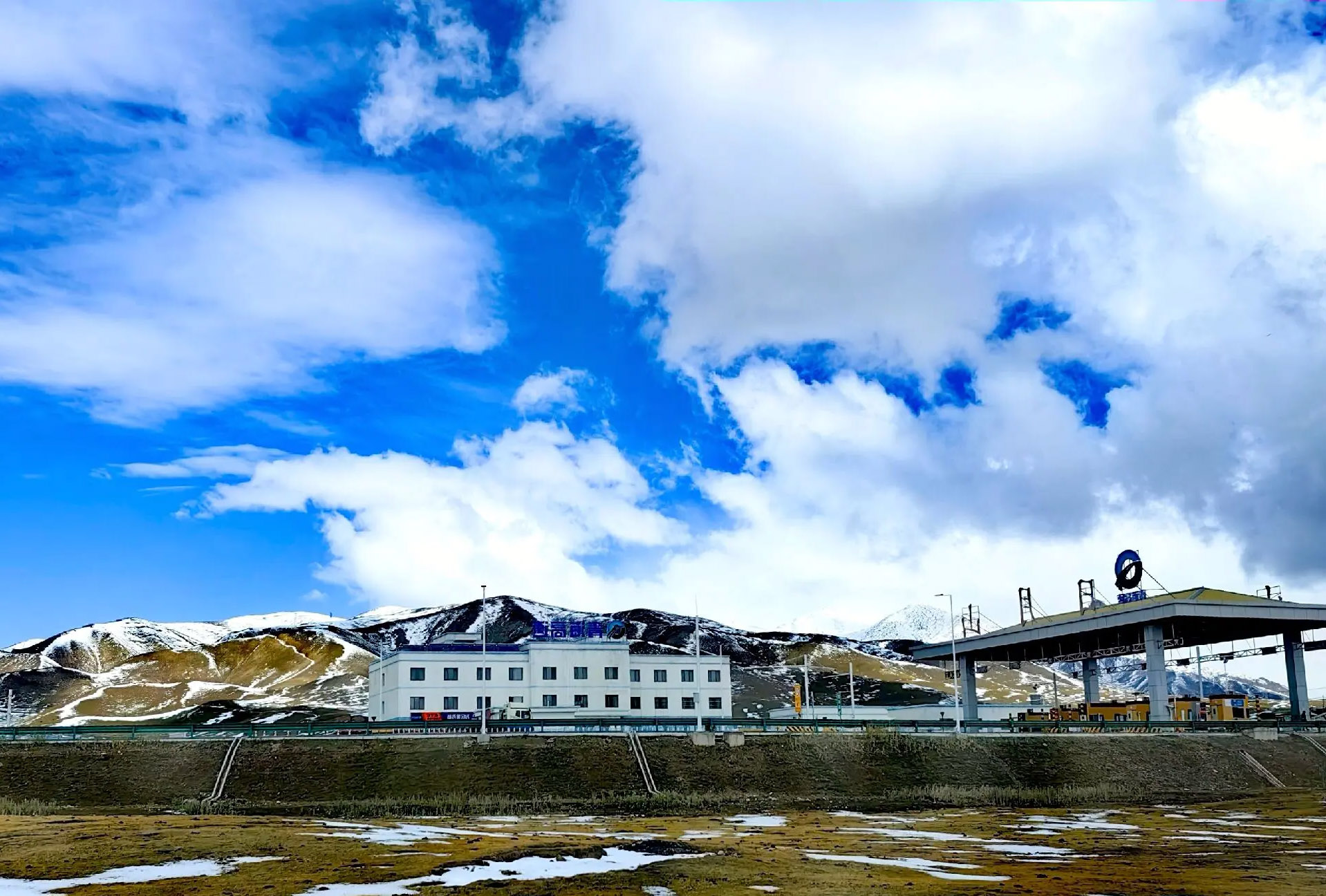 日月山